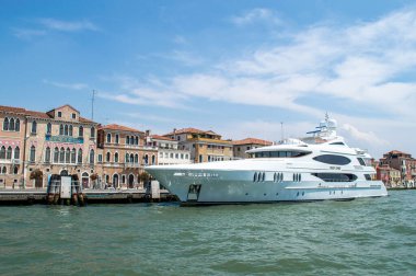 Venedik Kanalı manzarası ılık bir yaz gününde, yüzen tekneler ve eski evler, Venedik, İtalya