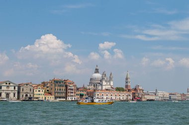Venedik Kanalı manzarası ılık bir yaz gününde, yüzen tekneler ve eski evler, Venedik, İtalya