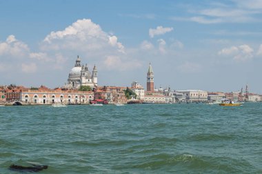 Venedik Kanalı manzarası ılık bir yaz gününde, yüzen tekneler ve eski evler, Venedik, İtalya