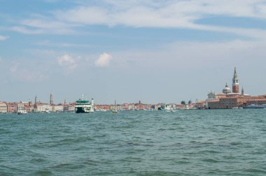 Venedik Kanalı manzarası ılık bir yaz gününde, yüzen tekneler ve eski evler, Venedik, İtalya