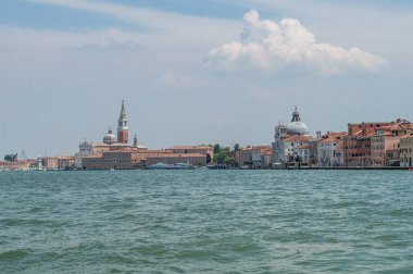 Venedik Kanalı manzarası ılık bir yaz gününde, yüzen tekneler ve eski evler, Venedik, İtalya