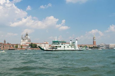 Venedik Kanalı manzarası ılık bir yaz gününde, yüzen tekneler ve eski evler, Venedik, İtalya