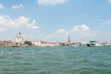 Venedik Kanalı manzarası ılık bir yaz gününde, yüzen tekneler ve eski evler, Venedik, İtalya