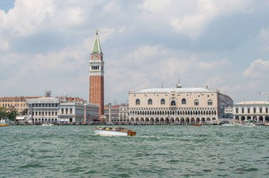 Venedik Kanalı manzarası ılık bir yaz gününde, yüzen tekneler ve eski evler, Venedik, İtalya
