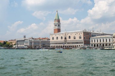 Venedik Kanalı manzarası ılık bir yaz gününde, yüzen tekneler ve eski evler, Venedik, İtalya