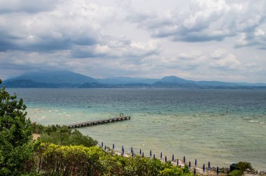 İtalya, Garda Gölü 'nün güzel manzarası. Güneşli bir yaz gününde Göl ve Dağlar