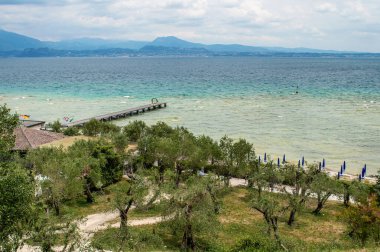 İtalya, Garda Gölü 'nün güzel manzarası. Güneşli bir yaz gününde Göl ve Dağlar