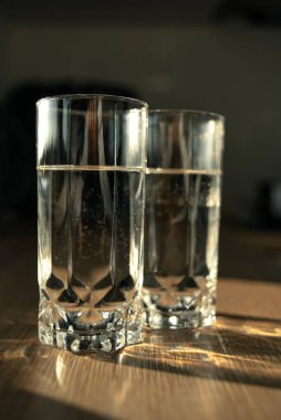 Bulanık arka planda hava kabarcıkları olan iki bardak saf su. Sağlıklı yaşam tarzı