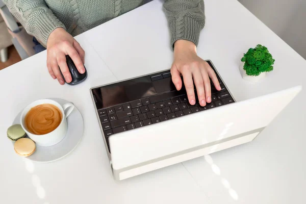 Mãos Uma Mulher Trabalhar Num Computador Com Uma Chávena Café — Fotografia de Stock