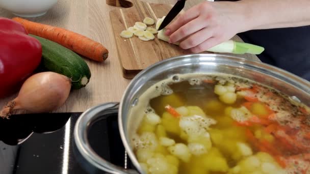 Διαδικασία Παρασκευής Σούπας Υλικά Για Μαγείρεμα Του Δείπνου Στην Κουζίνα — Αρχείο Βίντεο