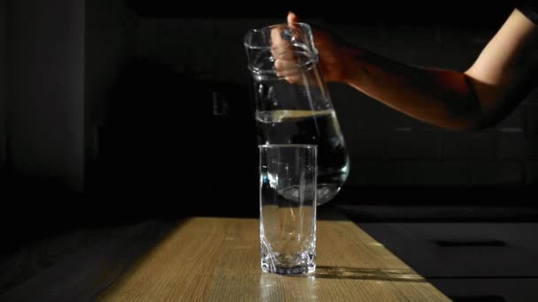 Dłoń Kobiety Wlewa Czystą Wodę Szklanki Karafki — Wideo stockowe