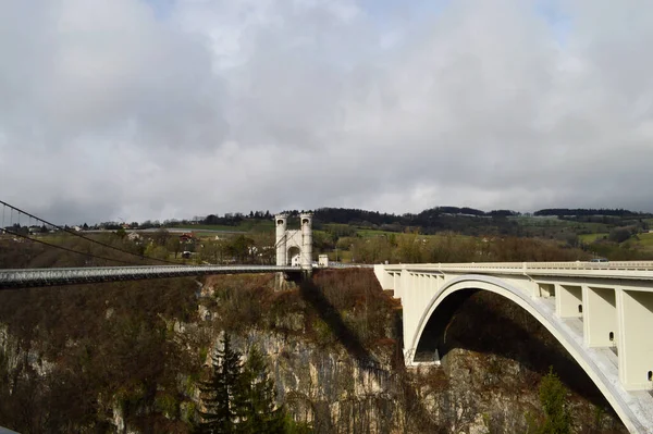 Прекрасный Вид Мост Через Глубокий Ров Облачную Погоду Анси Франция — стоковое фото