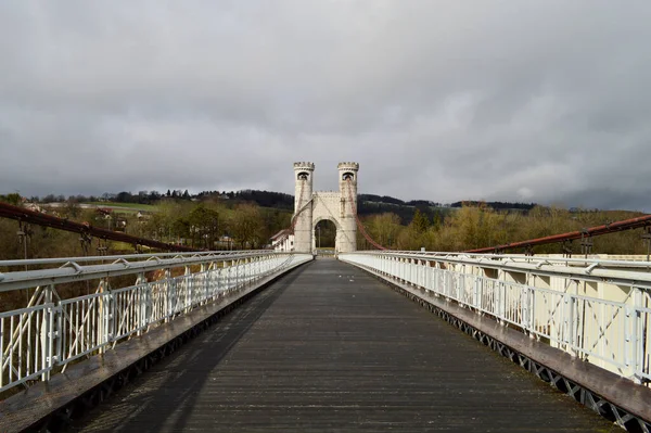 Ein Schöner Blick Auf Die Brücke Über Einen Tiefen Wassergraben — Stockfoto