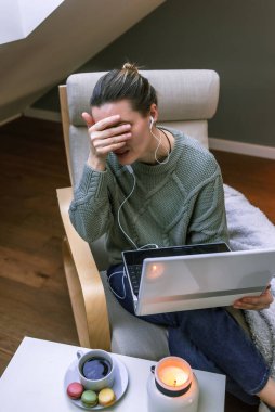 Çevrimiçi psikolojik danışma, dizüstü bilgisayarla video görüşmesi, kazaklı bir kadın video bağlantısı ile iletişim kuruyor. Duygusal orta yaşlı kadın