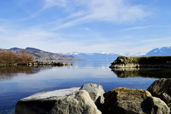 Landskap Schweizisk Sjö Med Bergskedja Lugn Vattenyta — Stockfoto