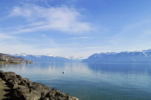 Landschaft Eines Schweizer Sees Mit Einer Bergkette Ruhige Wasseroberfläche — Stockfoto