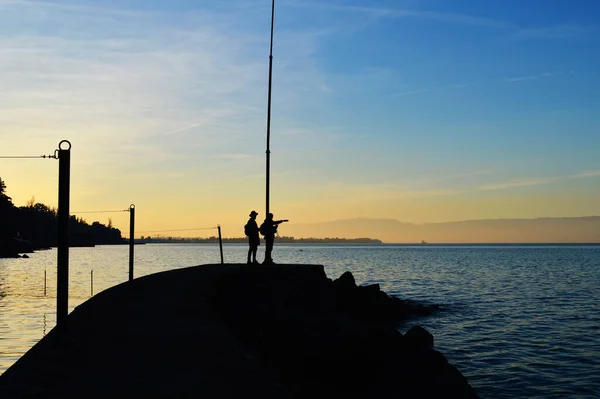 Silhouetten Von Zwei Männern Auf Der Seebrücke Bei Sonnenuntergang Genfer — Stockfoto