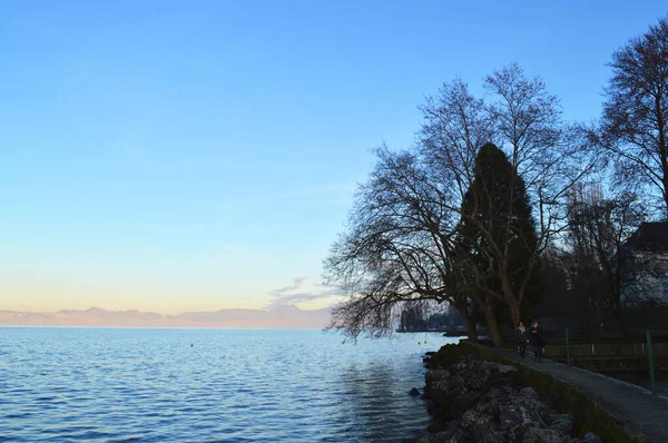 Sonnenuntergang See Ruhige Wasseroberfläche Genfer See Bei Sonnenuntergang Evian Frankreich — Stockfoto