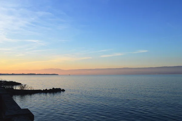 Закат Озере Спокойная Водная Поверхность Озеро Генева Закате Эвиан Франция — стоковое фото