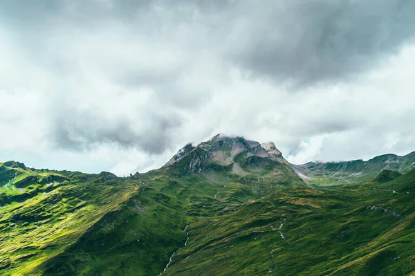 Літній Гірський Ландшафт Зеленою Травою Гірськими Вершинами Швейцарські Альпи — стокове фото