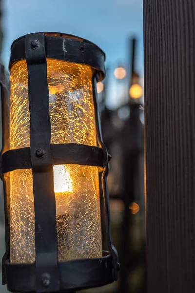 Lampen Retro Stil Elektrische Taschenlampe Lampen Auf Einer Holztreppe — Stockfoto