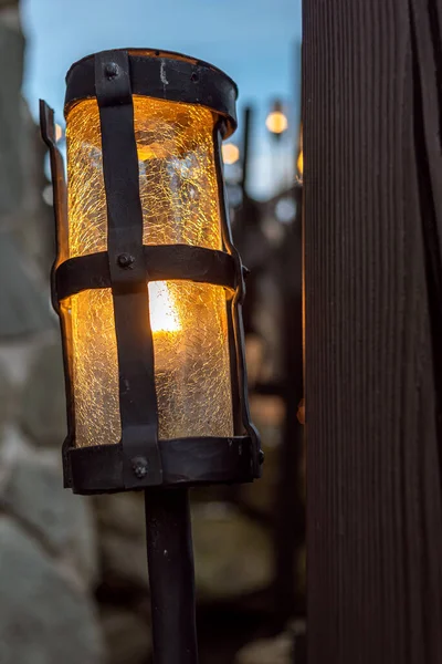 Lámpák Retro Stílusban Elektromos Fáklya Lámpák Egy Fából Készült Lépcsőn — Stock Fotó