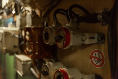 İçerideki denizaltının görüntüsü. Vanalar, borular, cihazlar. B-413 denizaltısı Kalingrad, Rusya