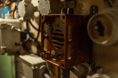 İçerideki denizaltının görüntüsü. Vanalar, borular, cihazlar. B-413 denizaltısı Kalingrad, Rusya