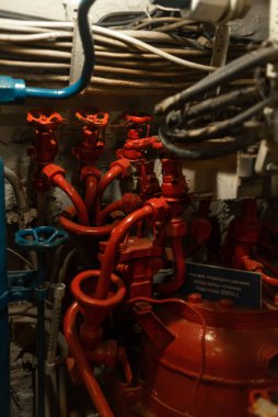 İçerideki denizaltının görüntüsü. Vanalar, borular, cihazlar. B-413 denizaltısı Kalingrad, Rusya