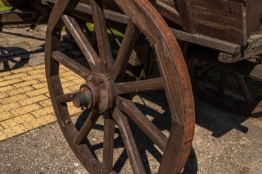 Eski bir ahşap eski tekerlek Eski bir ahşap el arabası, detay