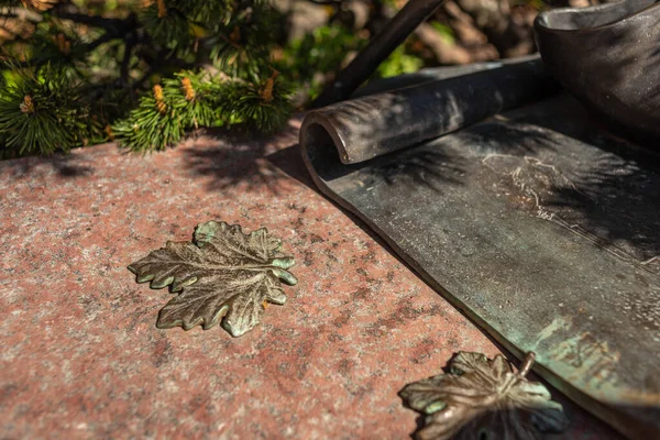 Мідний Кований Кленовий Лист Гранітному Камені Деталь — стокове фото