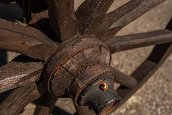 Drewniane Stare Retro Koło Starego Drewnianego Wózka Vintage Detal — Zdjęcie stockowe