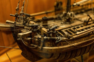 Tahta gemi modeli, yakın çekim, direk, silahlar, kablolar - bir fırkateyn oyuncak modelinin detayları