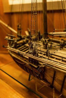 Tahta gemi modeli, yakın çekim, direk, silahlar, kablolar - bir fırkateyn oyuncak modelinin detayları