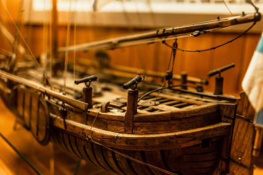 Tahta gemi modeli, yakın çekim, direk, silahlar, kablolar - bir fırkateyn oyuncak modelinin detayları