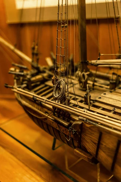 Tahta gemi modeli, yakın çekim, direk, silahlar, kablolar - bir fırkateyn oyuncak modelinin detayları