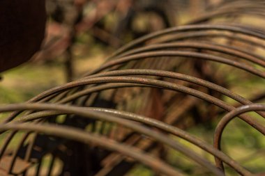 Antika saban makinesi. Eski çiftlik makineleri. Eski paslı saban. Hiç kimse, seçici odaklanma. Paslı bir sabanın ayrıntıları