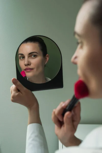 Europejska Kobieta Nakłada Makijaż Przed Lustrem Makijaż Przed Lustrem Odbicie — Zdjęcie stockowe