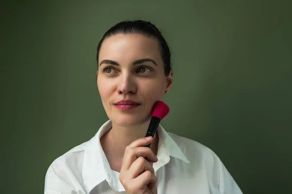 メイクアーティストの粉とブラシ 美しい女性の顔 女は頬を赤らめる プロセスを構成します ヨーロッパの女性は化粧筆を使う — ストック写真