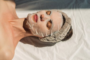 Yüz ve vücut bakımı. Sağlık, gençlik ve güzelliği koruma kavramı. Yüz maskeleri, modern kozmetoloji, güzellik uzmanı. Güzellik teknikleri.