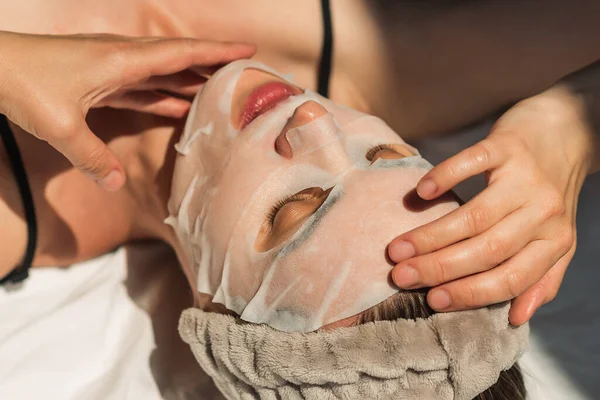 顔と体の治療 若さと美しさを維持するという概念 顔のマスク 現代の化粧品 美容師 美容技術 — ストック写真
