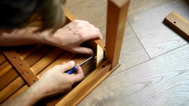 Assembling Furniture Close Men Hands Twist Screws Screwdriver Screws Furniture — Stock Video