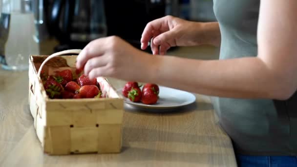 Eine Frau Pflückt Der Küche Erdbeeren Aus Einem Korb Bio — Stockvideo