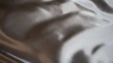 Akıcı arka plan. İpek kumaşın hareketi. Güzel akıcı kumaş, ipek parıltı, pırıl pırıl ve parlak. Yumuşaklık ve rahatlama kavramı.