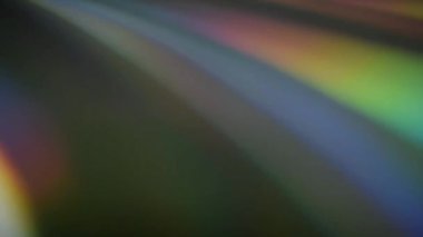 Gökkuşağı çizgili çok renkli şekiller. Uzayda gökkuşağı ışınlarının hareketi. Çok renkli bulanık çizgiler ve parıltılarla soyut koyu arkaplan. Bir prizmanın içinden geçen renkli bir ışık oyunu. Uzayın dizileri. Doğal hareket
