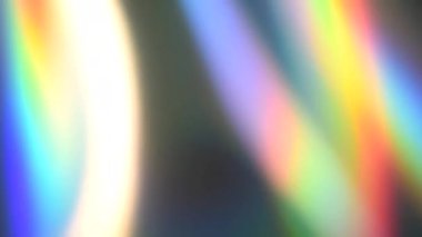 Gökkuşağı çizgili çok renkli şekiller. Uzayda gökkuşağı ışınlarının hareketi. Çok renkli bulanık çizgiler ve parıltılarla soyut koyu arkaplan. Bir prizmanın içinden geçen renkli bir ışık oyunu. Uzayın dizileri. Doğal hareket