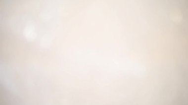 Bokeh 'in gümüş ya da beyaz tonları. Odaklanmamış ışık. Bokeh tarzında yanıp sönen ışık arkaplanı. Parlak arkaplan