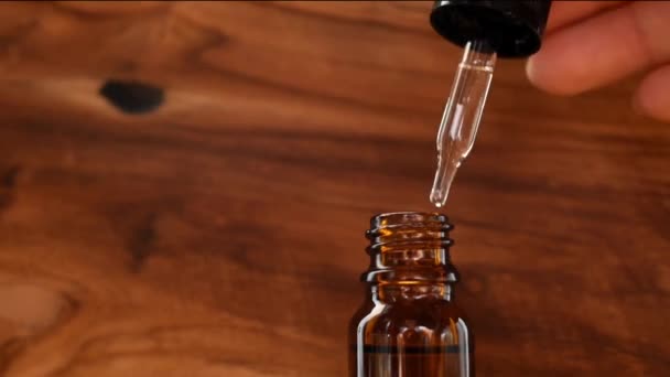 Una Botella Aceite Cosmético Para Cuidado Piel Fondo Madera Sostiene — Vídeos de Stock
