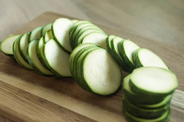Zucchini Scheiben Schneiden Zucchini Becher Auf Einem Holzbrett Essenszubereitung Rohe — Stockfoto