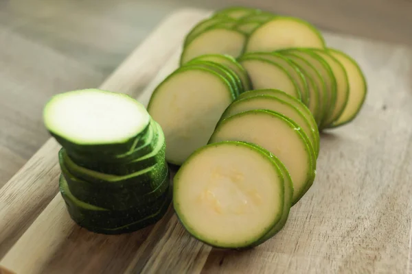 Zucchine Affettate Tazze Zucchine Una Tavola Legno Preparazione Del Cibo — Foto Stock